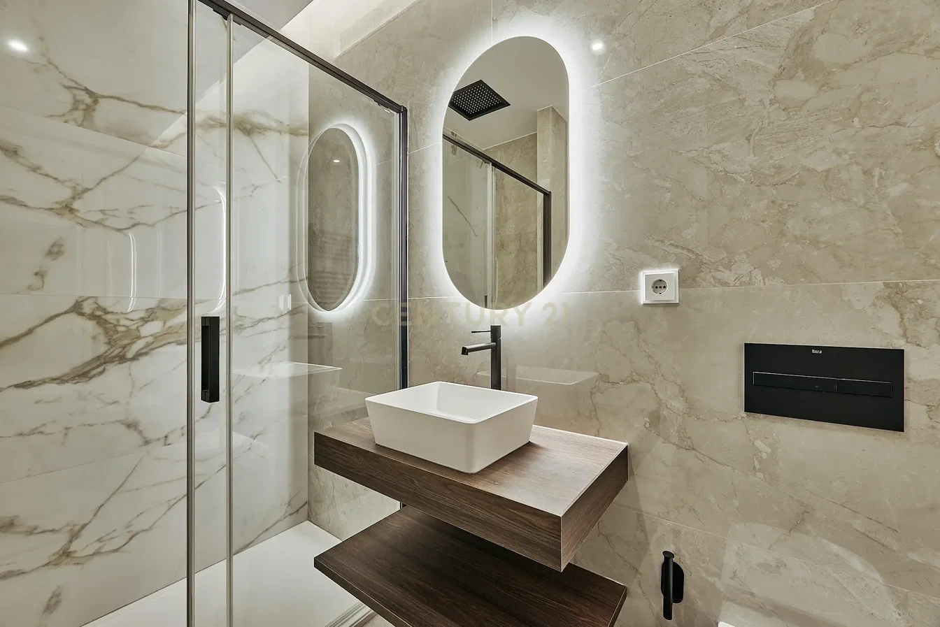Banyo; tadilatlı, fayans zemin, doğal ışık, modern stil