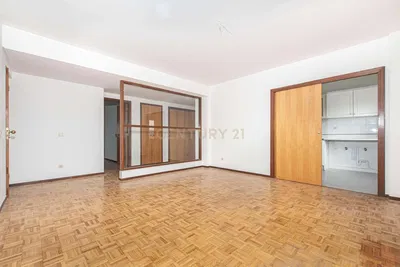 Wohnzimmer; holzboden, renovierungsbedürftig