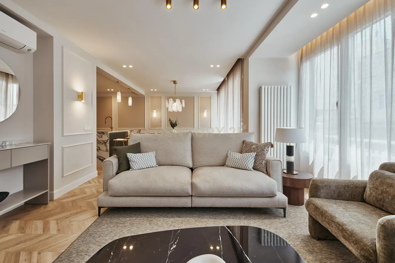 Wohnzimmer; tageslicht, moderner stil, holzboden, renoviert