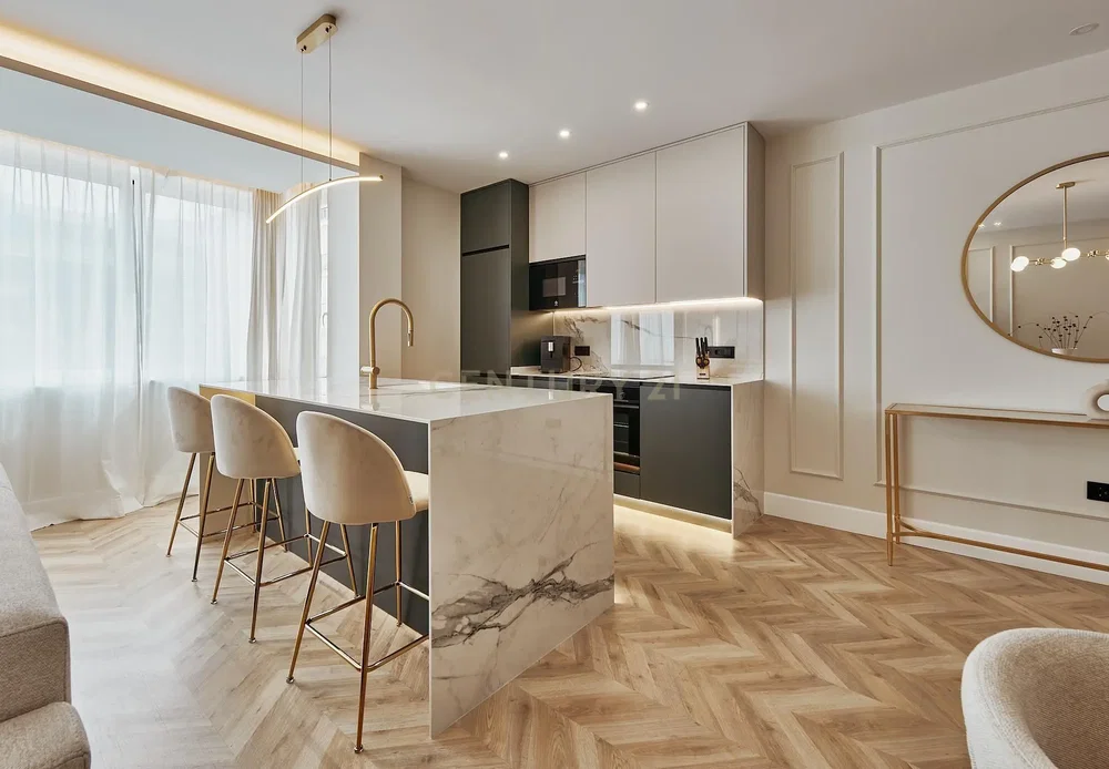 Cocina; electrodomésticos, suelo de madera, luz natural, estilo moderno, renovado