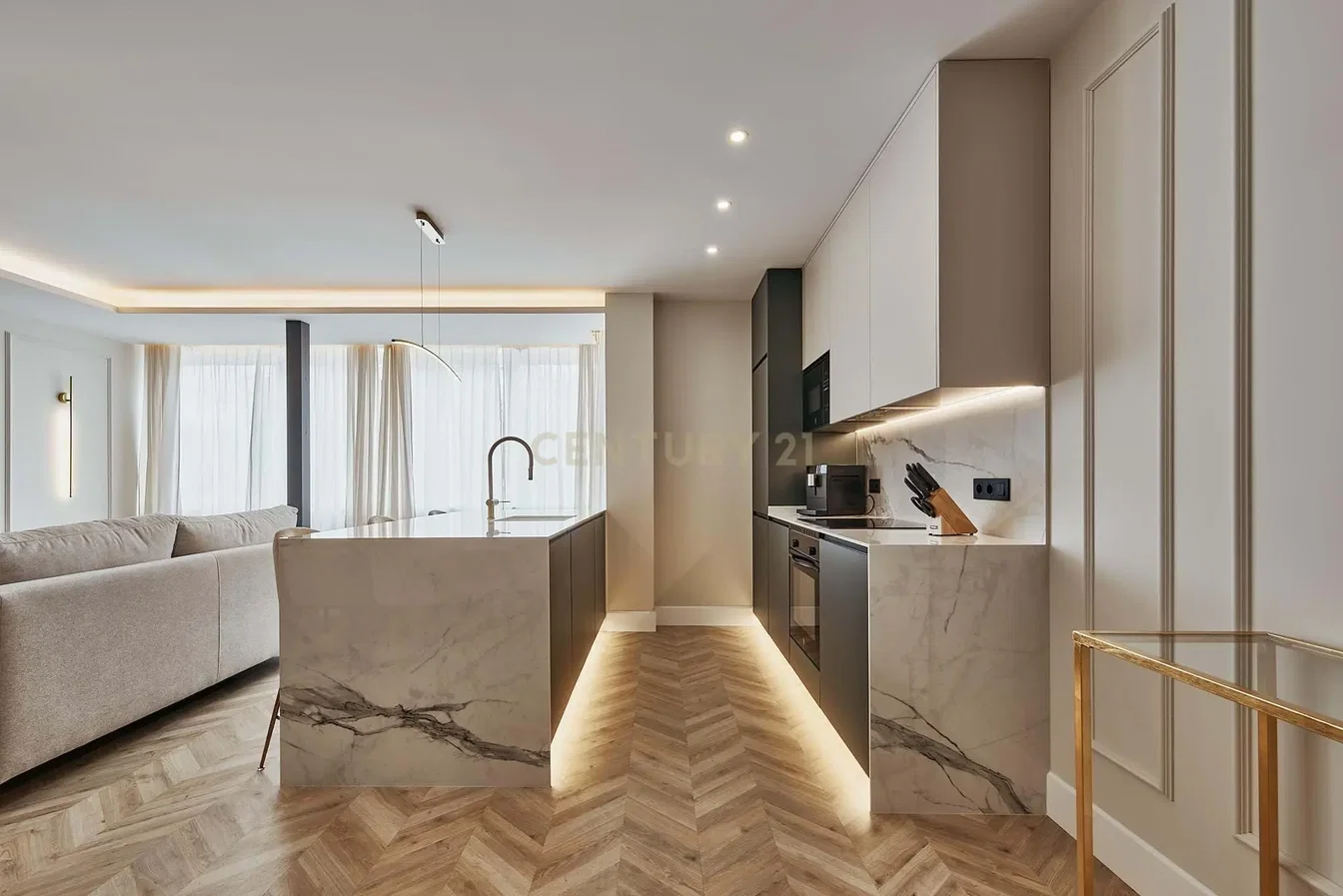 Mutfak; ahşap zemin, doğal ışık, modern stil, tadilatlı