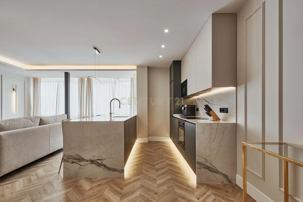 Cocina; suelo de madera, luz natural, estilo moderno, renovado