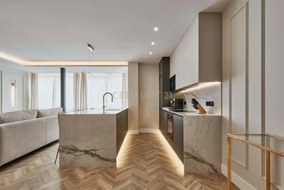 Cocina; suelo de madera, luz natural, estilo moderno, renovado