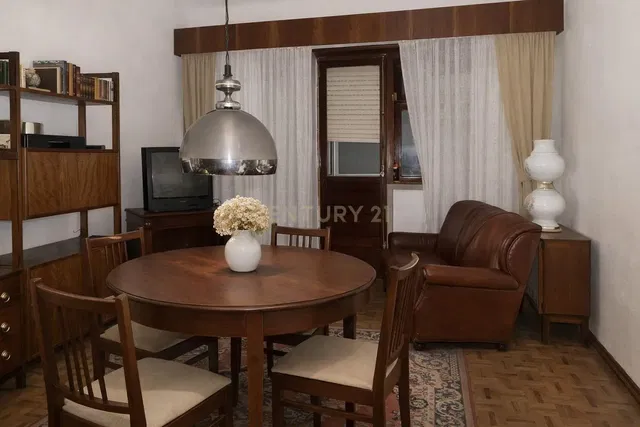 Sala de estar; estilo rústico, chão de madeira