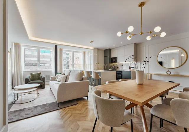 Living room; natural light, modern style, wood floor