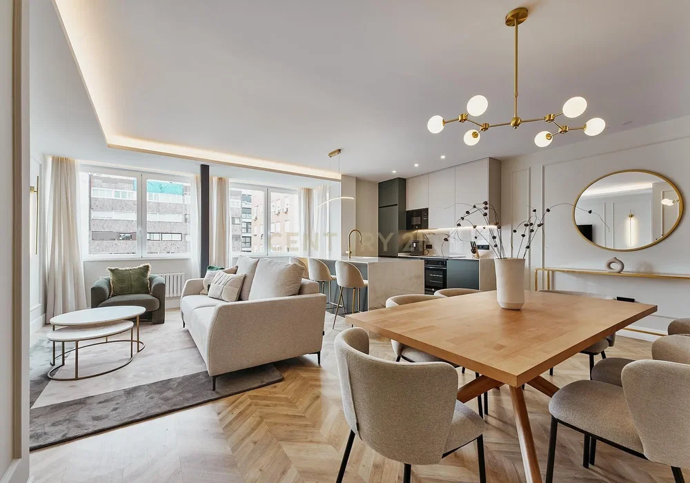 Salón; luz natural, estilo moderno, suelo de madera