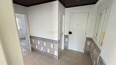 Garderobe; fliesenboden, renovierungsbedürftig