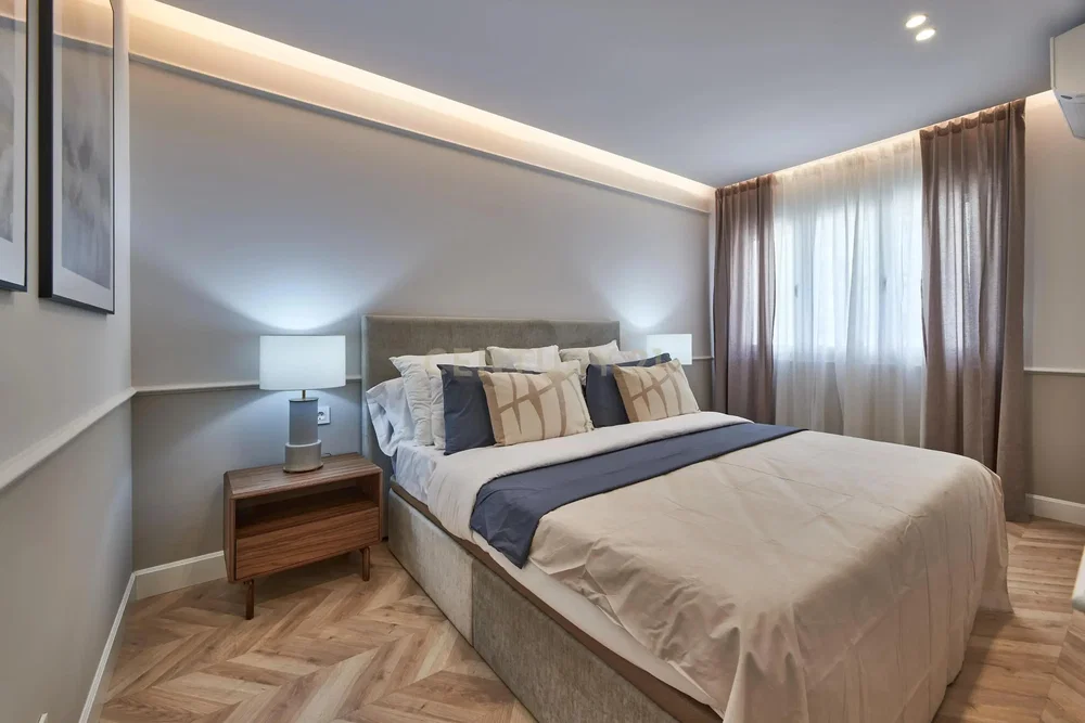 Slaapkamer; houten vloer, natuurlijk licht, moderne stijl