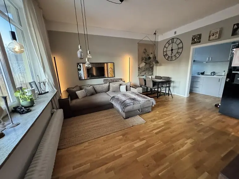 Soggiorno; pavimento in legno, luce naturale, stile moderno