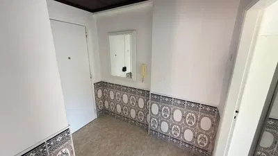 Garderobe; fliesenboden, tageslicht