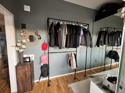 Camera da letto; pavimento in legno, stile moderno