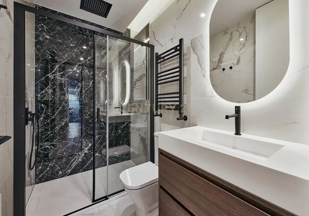 Banyo; fayans zemin, tadilatlı, doğal ışık