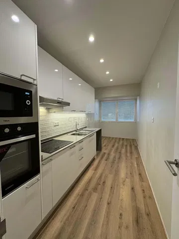 Cozinha; eletrodomésticos, luz natural, estilo moderno