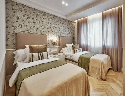 غرفة نوم; أرضية خشبية, ضوء طبيعي, أسلوب عصري