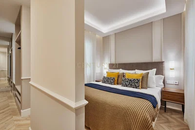 Camera da letto; pavimento in legno, luce naturale, stile moderno