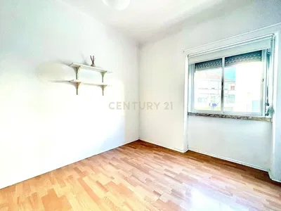 Schlafzimmer; holzboden, tageslicht