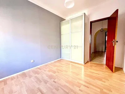 Schlafzimmer; holzboden, tageslicht