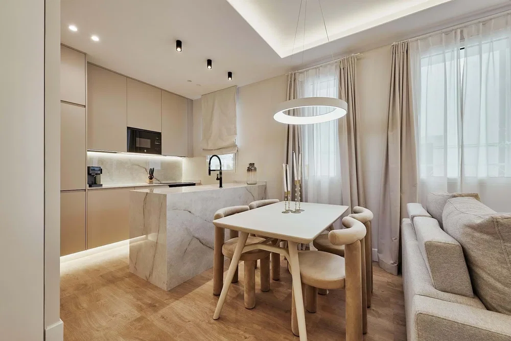 Oturma odası; mutfak aletleri, doğal ışık, modern stil, ahşap zemin