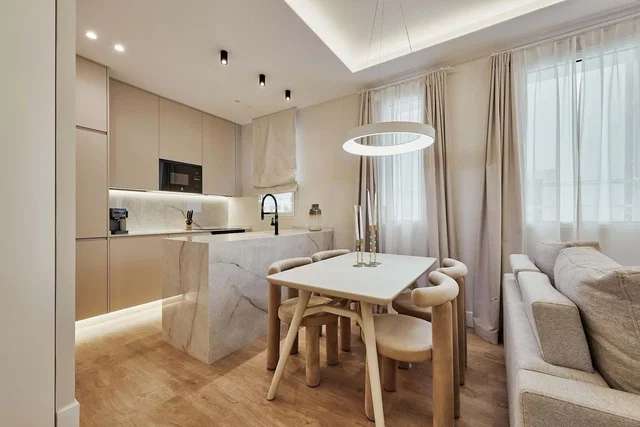 Obývací pokoj; kuchyňské spotřebiče, přirozené světlo, moderní styl, dřevěná podlaha