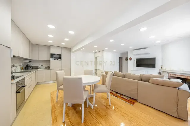 Wohnzimmer; küchengeräte, tageslicht, moderner stil, holzboden, kamin