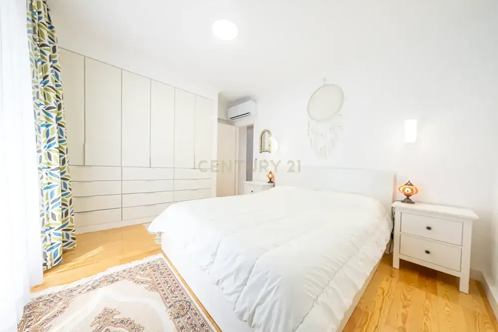 Schlafzimmer; holzboden, tageslicht, moderner stil