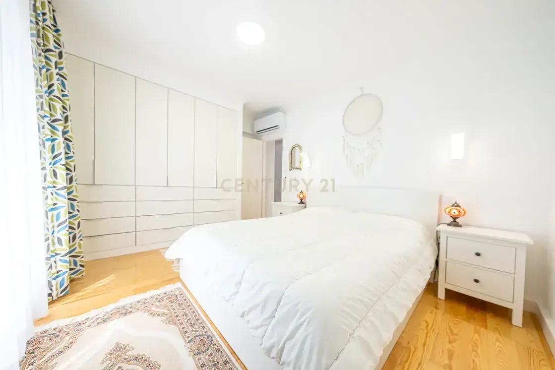 Schlafzimmer; holzboden, tageslicht, moderner stil