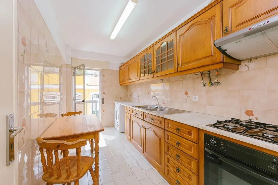 Küche; küchengeräte, fliesenboden, tageslicht