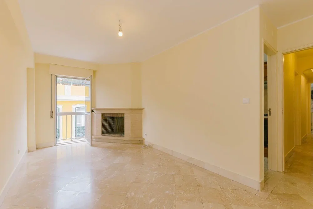 Wohnzimmer; kamin, fliesenboden, tageslicht