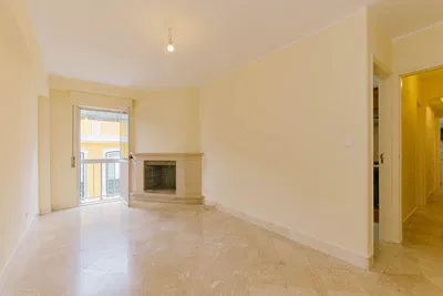 Wohnzimmer; kamin, fliesenboden, tageslicht