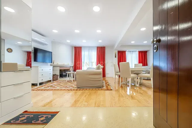 Wohnzimmer; tageslicht, holzboden, kamin, moderner stil