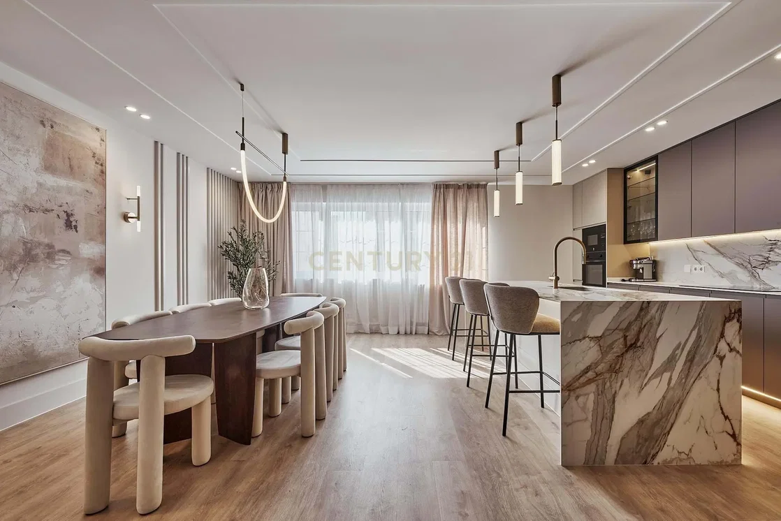 Kuchyně; moderní styl, dřevěná podlaha, přirozené světlo, kuchyňské spotřebiče