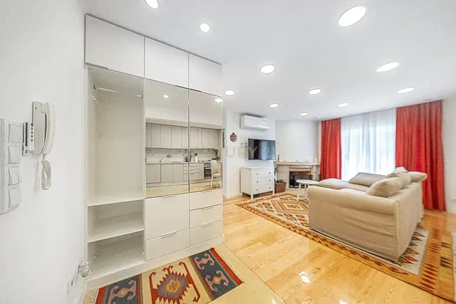 Salón; suelo de madera, luz natural, estilo moderno, chimenea