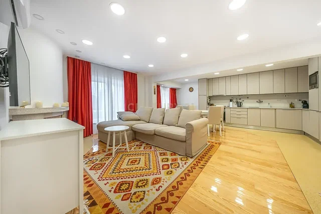 Living room; natural light, modern style, wood floor, kitchen appliances