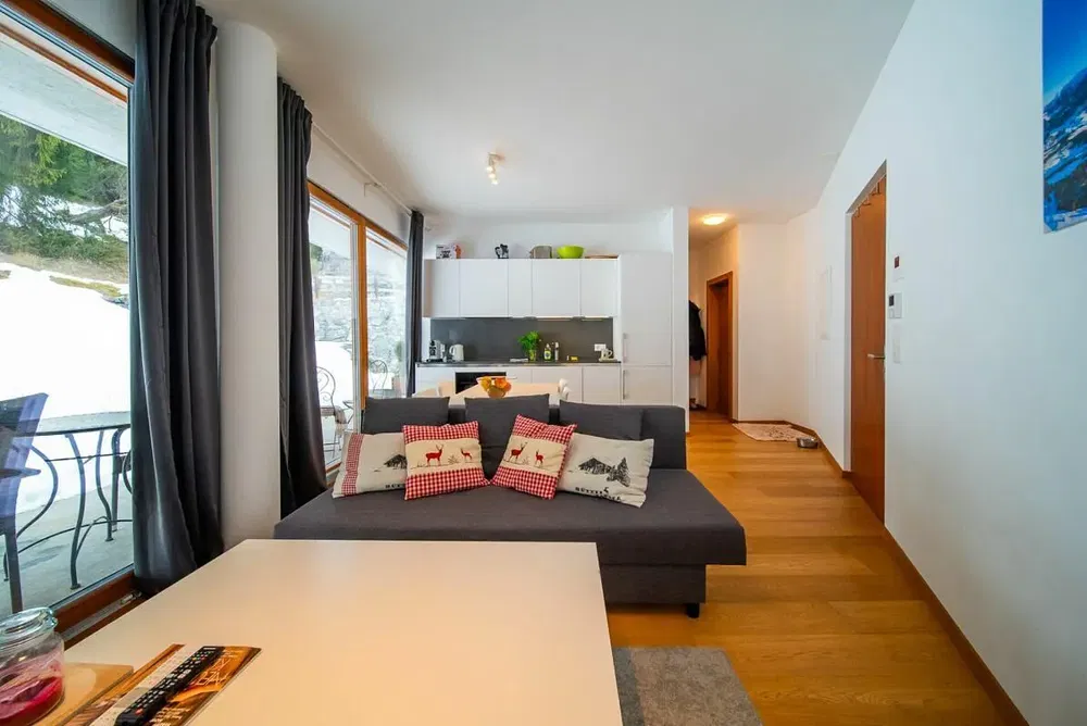 Obývací pokoj; výhled, dřevěná podlaha, přirozené světlo, moderní styl