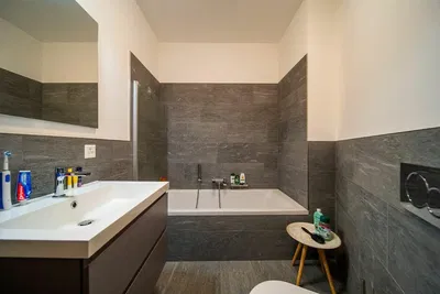 Koupelna; dlažba, přirozené světlo, po rekonstrukci