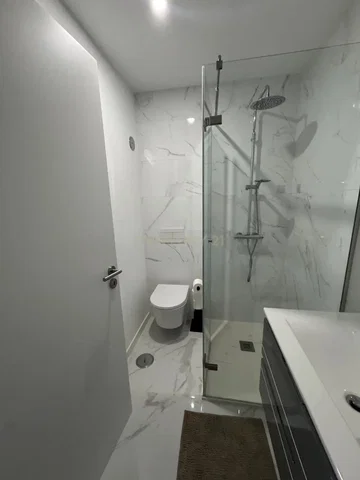 Baño; suelo de baldosas, renovado, luz natural, estilo moderno