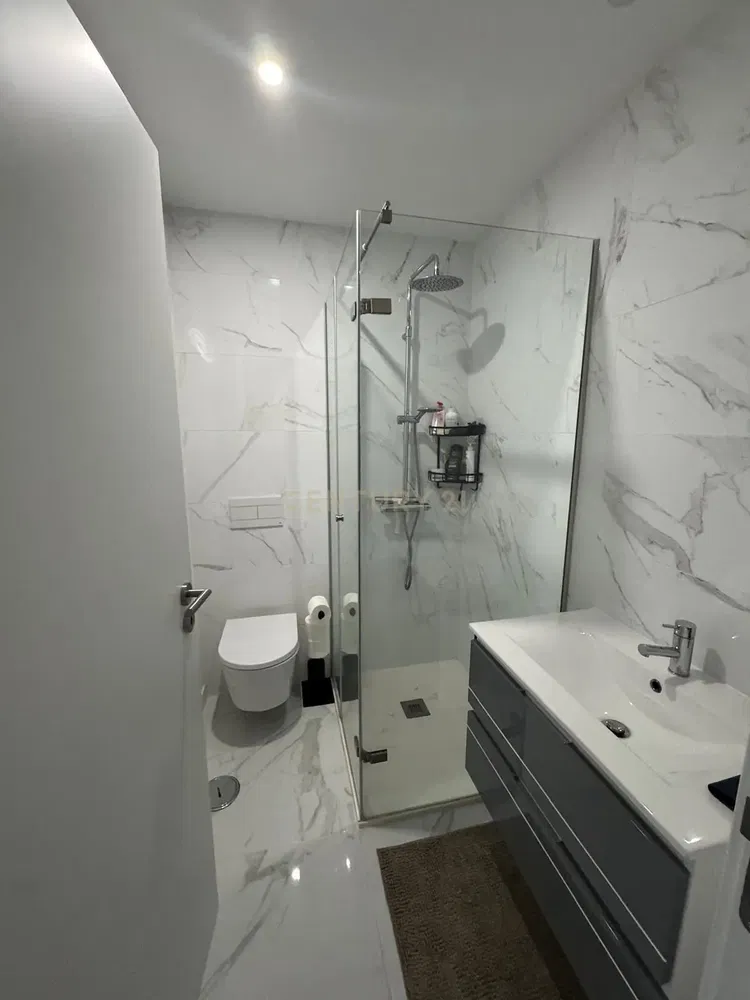 Купатило; плочице, реновиран, природно светло, модерни стил