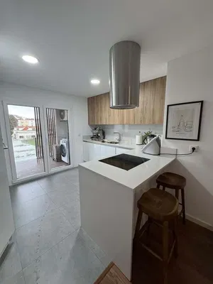 Кухиња; кухињски апарати, поглед, природно светло, модерни стил, плочице