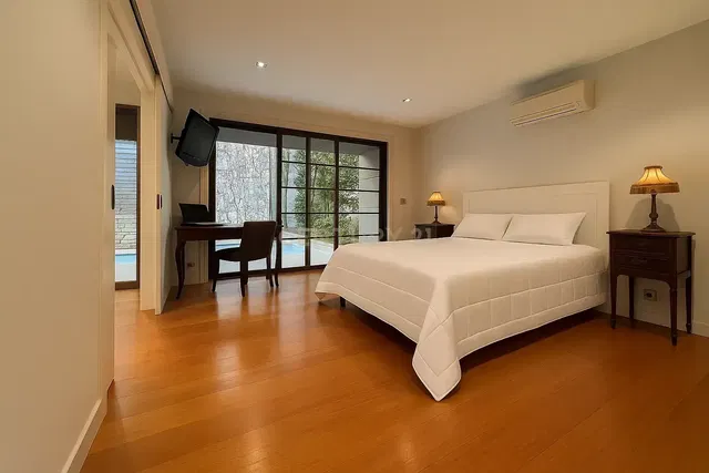 Quarto; chão de madeira, luz natural