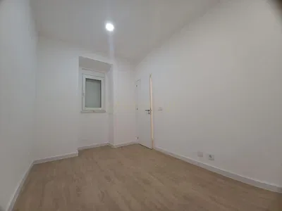 Schlafzimmer; tageslicht, renoviert, holzboden