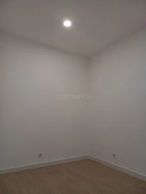 Schlafzimmer; holzboden, tageslicht, renoviert