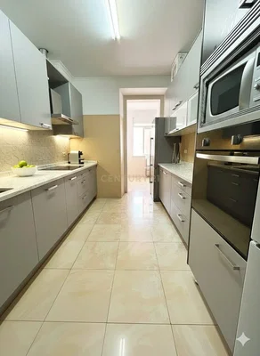 Cuisine; électroménager, carrelage, lumière naturelle, style moderne