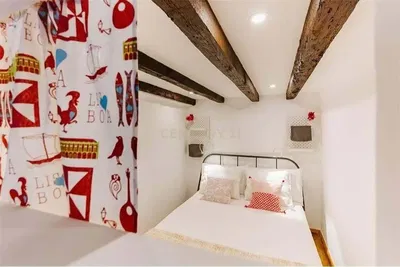 Schlafzimmer; holzbalken, tageslicht, moderner stil