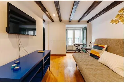 Wohnzimmer; holzbalken, holzboden, tageslicht