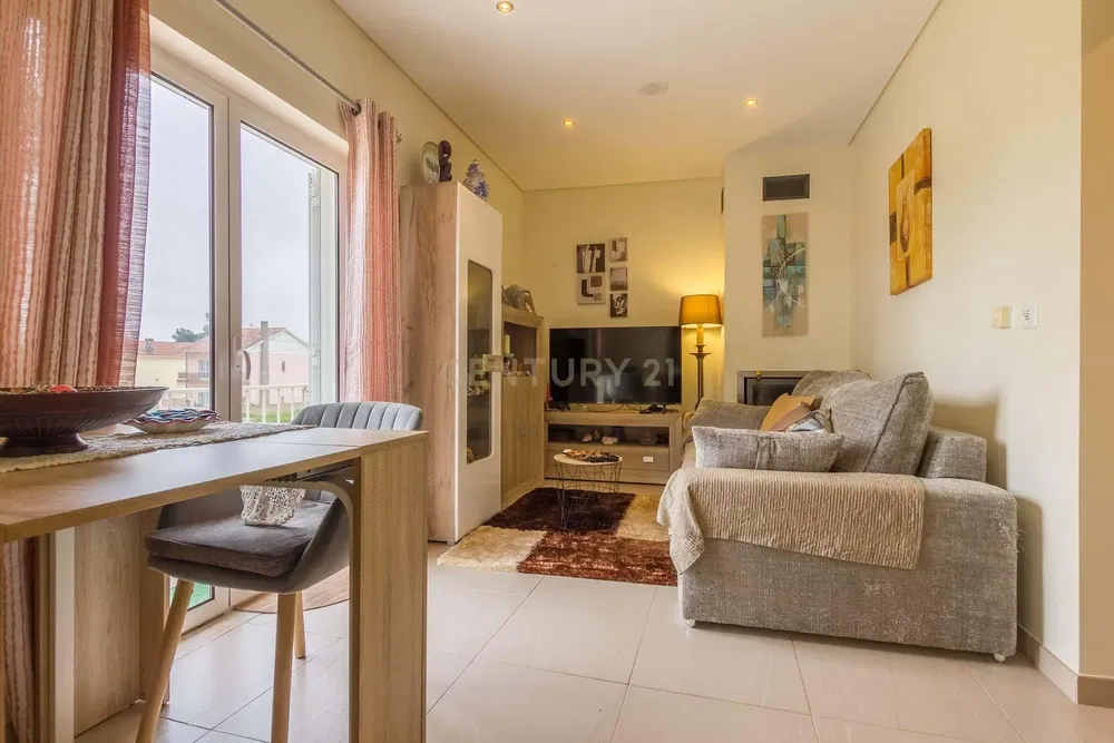 Wohnzimmer; blick, tageslicht, moderner stil, fliesenboden