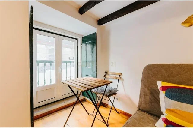 غرفة معيشة; عوارض خشبية, أرضية خشبية, ضوء طبيعي, أسلوب عصري