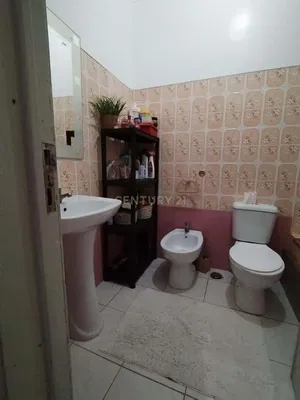 Тоалет; плочице, потребна реновација