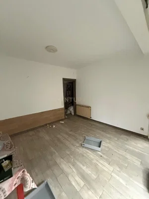 Obývací pokoj; nutná rekonstrukce, dřevěná podlaha