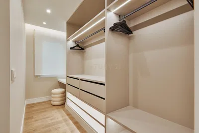 Соба; дрвени под, реновиран, природно светло