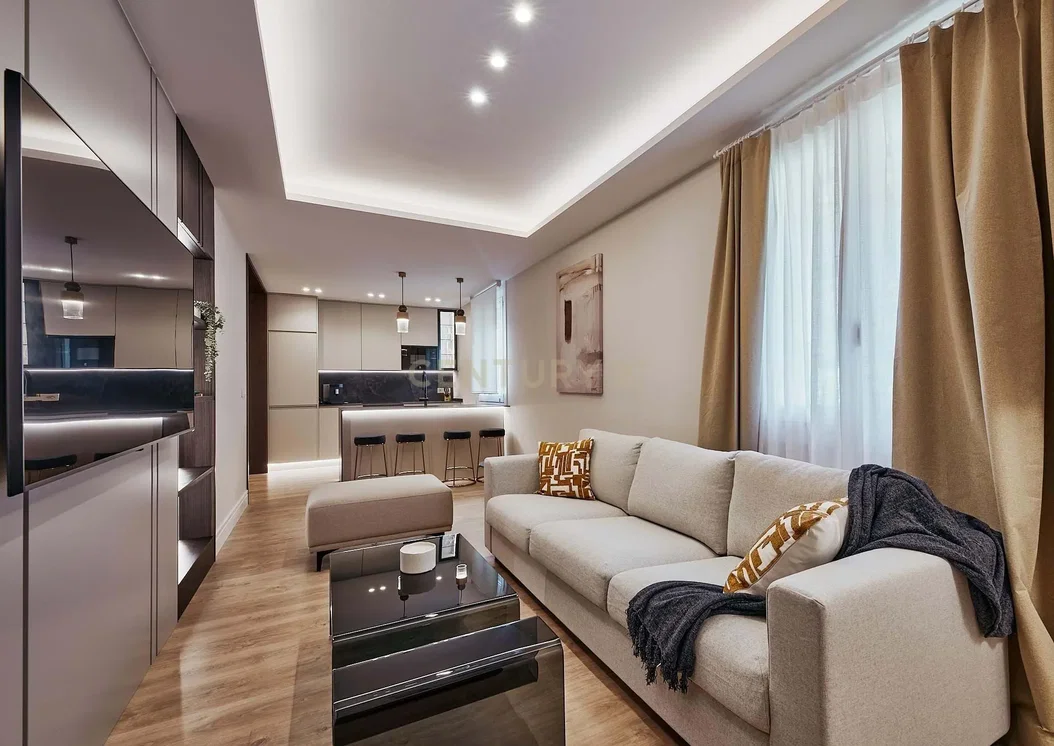 Obývací pokoj; výhled, kuchyňské spotřebiče, přirozené světlo, moderní styl, dřevěná podlaha